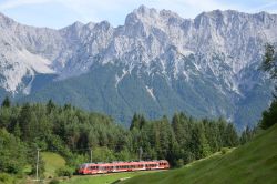 Deutsche Bahn DB Talent 2 ELektrotriebzug der Werdenfelsbahn mit Karwendelgebirge / Alpen zwischen Mittenwald und Klais