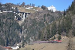Österreich E-Lok Siemens Taurus Reihe 1116 der ÖBB auf der Brennerbahn bei Sankt Jodok mit Autobahnbrücke