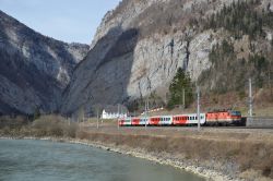 Österreich E-Lok Reihe 1044 der ÖBB mit Regionalzug auf der Tauernbahn im Tal der Salzach am Pass Lueg zwischen Tenneck und Golling-Abtenau