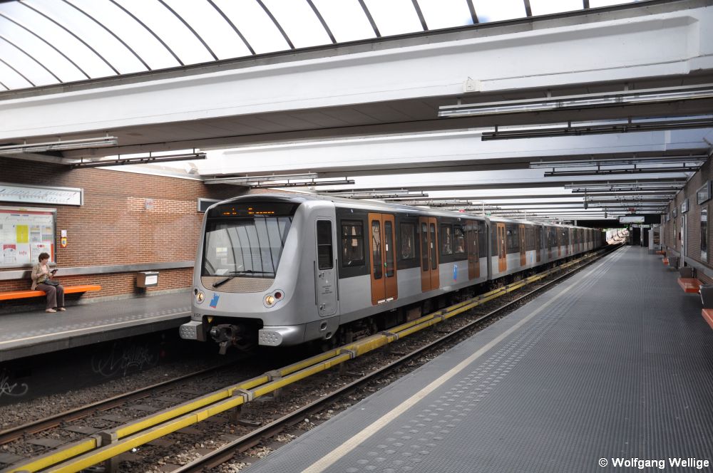 U-Bahn Brüssel Bruxelles Metro CAF M6 in der Station Petillon